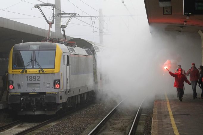 A Belgian worker holds a flare during an European strike at North rail station in Brussels November 14, 2012. Millions of workers joined strikes across southern Europe on Wednesday to protest against spending cuts and tax hikes that trade unions say have brought misery and deepened the region's economic crisis. REUTERS/Yves Herman (BELGIUM - Tags: POLITICS CIVIL UNREST BUSINESS EMPLOYMENT TRANSPORT) Published: Lis. 14, 2012, 10:11 dop.