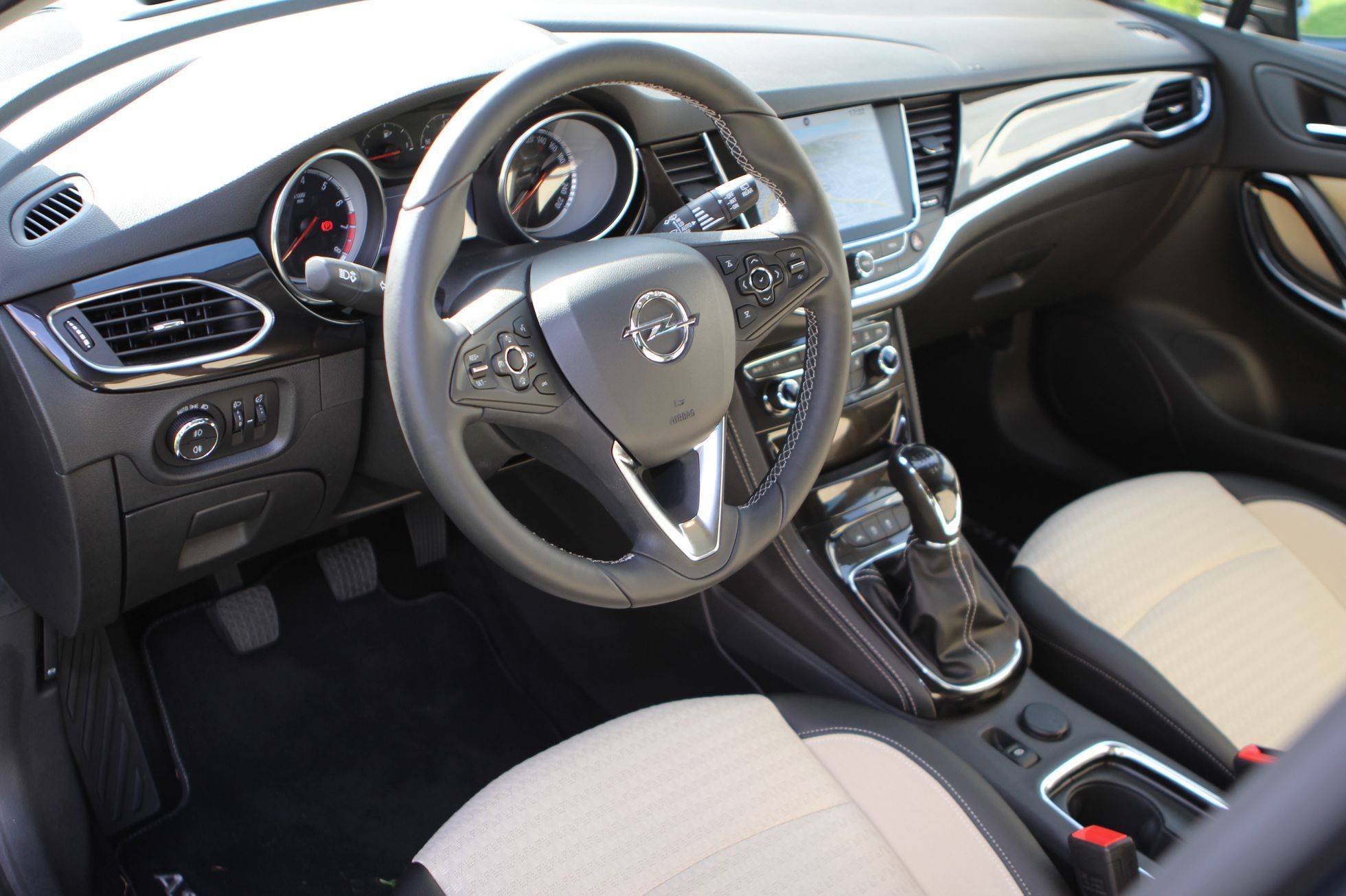 Opel Astra 2015 - palubní deska