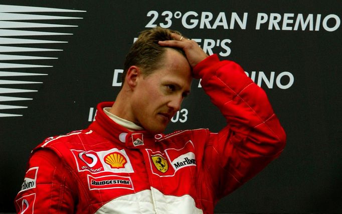 Michael Schumacher slaví vítězství ve VC San Marina 2003 jen pár hodin poté, co zemřela jeho máma Elisabeth.