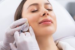 Pro herečku může být botox "smrt". Kdo si nechal píchat, kdo ne a kdo toho lituje?