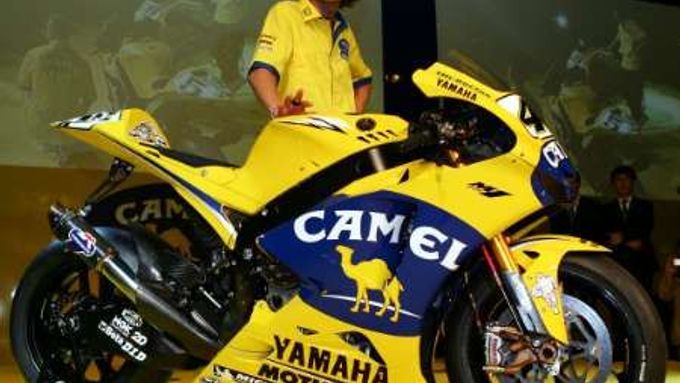Šampion MotoGP Valentino Rossi pózuje před novou Yamahou YZR-M1 2006 během tiskové konference v Miláně.