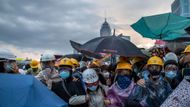 Po více než dvou měsících demonstrací se protestující i nadále odmítají stáhnout z ulic.