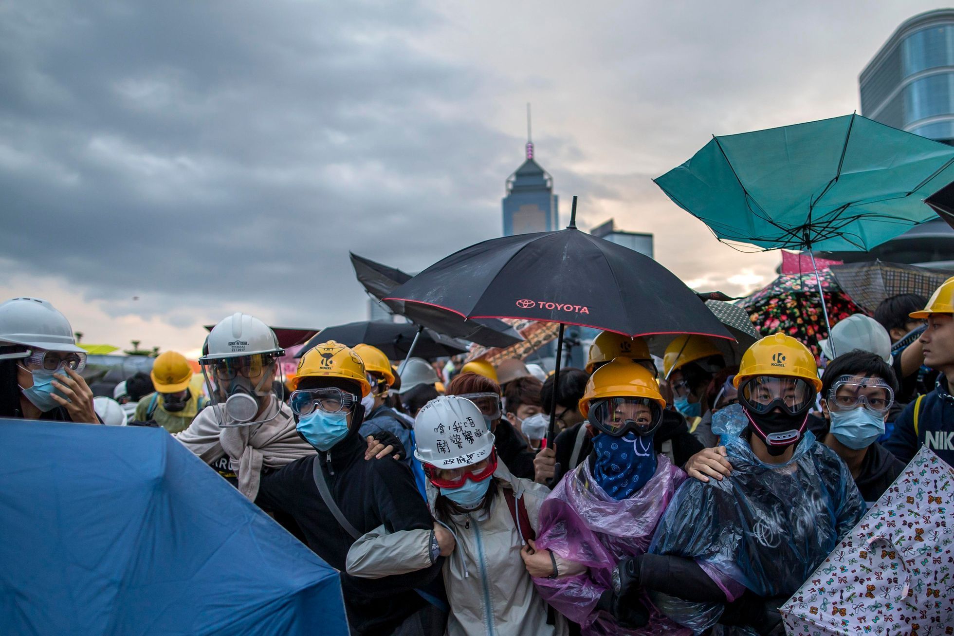 Střety demonstrantů s policisty v Hongkongu - 1. prosince