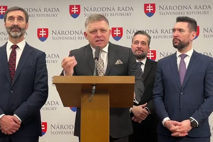 Robert Fico na tiskové konferenci.