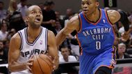 Tony Parker sleduje koš, aby vstřelil další z celkových 120 bodů svého týmu. Pronásleduje jej Russell Westbrook, jenž nastřádal 27 bodů.