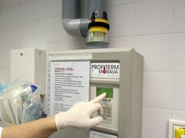 0:53 Během operace se posílají vzorky tkání do laboratoře potrubní poštou. Je to rychlé a bezpečné.