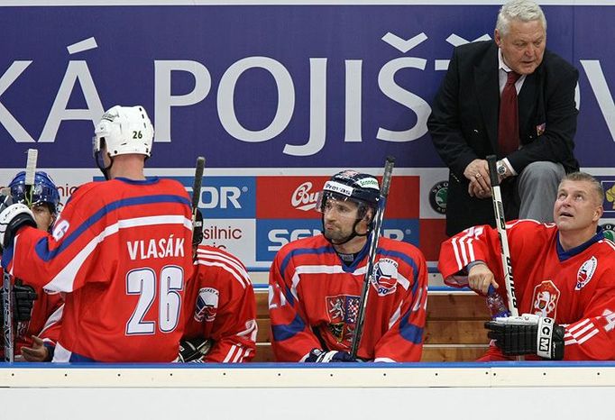 Historická hokejová střídačka útočníků (zleva) : útočníci Tomáš Vlasák (26), Jan Hlaváč (27) a Jiří Hrdina (24). Vzadu trenér starší generace - Jan Havel.