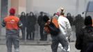 An Arcelor Mittal employee throws a stone at French riot police during a demonstration next to the European Parliament in Strasbourg, February 6, 2013. ArcelorMittal, the world's largest steel producer, plans to shut a coke plant and six finishing lines at its site in Liege, Belgium, affecting 1,300 employees. REUTERS/Jean Marc Loos (FRANCE - Tags: BUSINESS EMPLOYMENT POLITICS CIVIL UNREST) Published: Úno. 6, 2013, 5:06 odp.