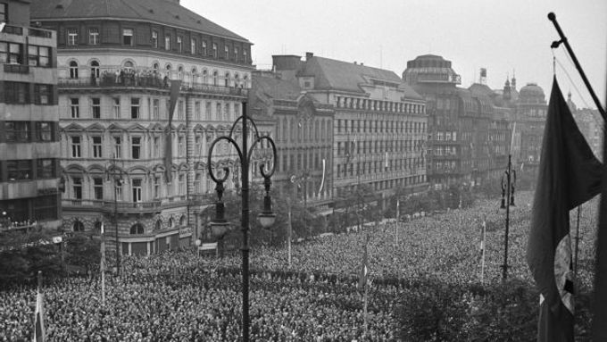 Na Václavském náměstí se 3. července 1942 konala za účasti prezidenta Háchy, členů protektorátní vlády a starostů řady měst manifestace loajality k Říši. Zúčastnilo se jí na dvě stě tisíc lidí.