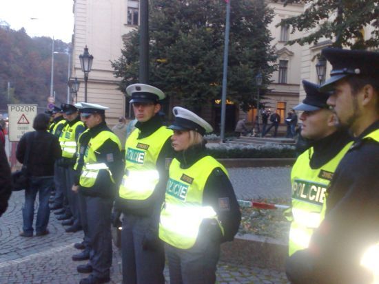 Demonstrace Dělnické mládeže před úřadem vlády