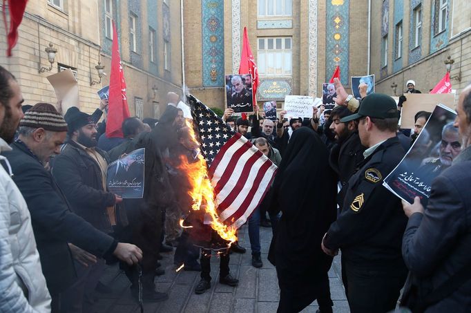 Iránská továrna ve městě Khomein, jihozápadně od hlavního města Teheránu, kde vyrábějí vlajky USA a Izraele, které se pak pálí na demonstracích.