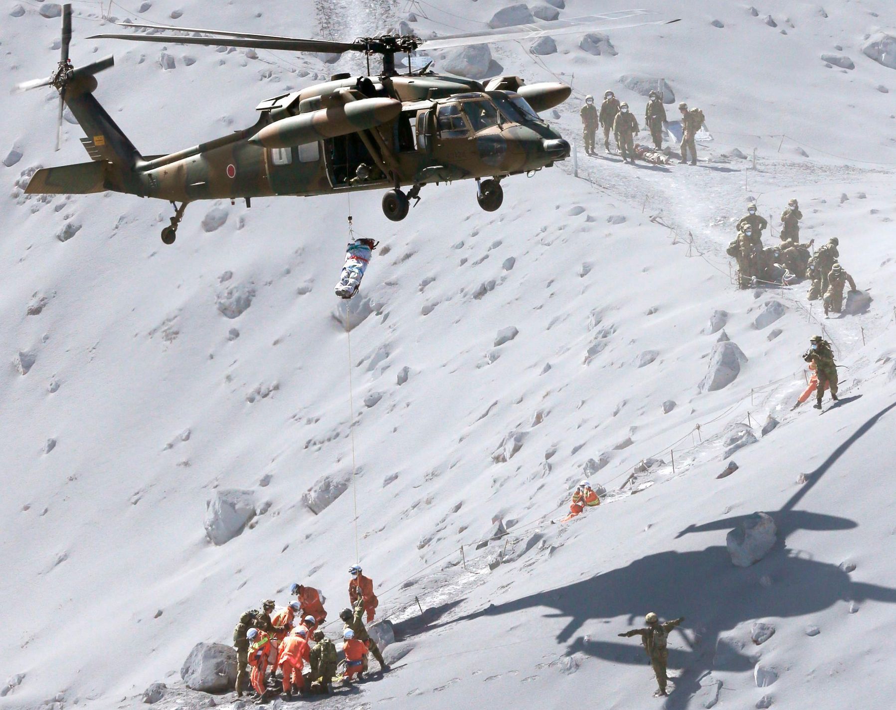 Helikoptéra zachraňuje horolezce