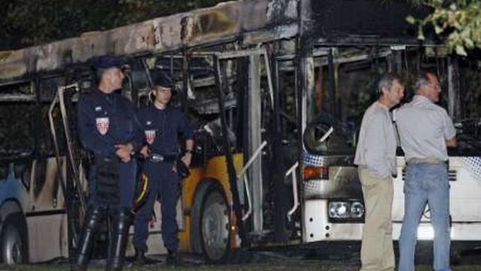 Napadený autobus na předměstí Marseille.