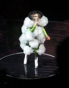 Jeden z převleků, v nichž Björk vystupuje na současném turné.
