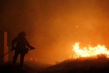 Jih Kalifornie sužují požáry už od pondělní noci. Podle americké stanice CNN je jich teď šest.