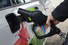 Benzin a nafta zdražují, stlačený zemní plyn zlevňuje. Pro CNG auta nyní hovoří i další argumenty