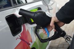 Benzin a nafta zdražují, stlačený zemní plyn zlevňuje. Pro CNG auta nyní hovoří i další argumenty