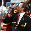 Majitel Clark Hunt líbá Vince Lombardi Trophy po triumfu Kansas City Chiefs ve finále Super Bowlu LIV (2020)