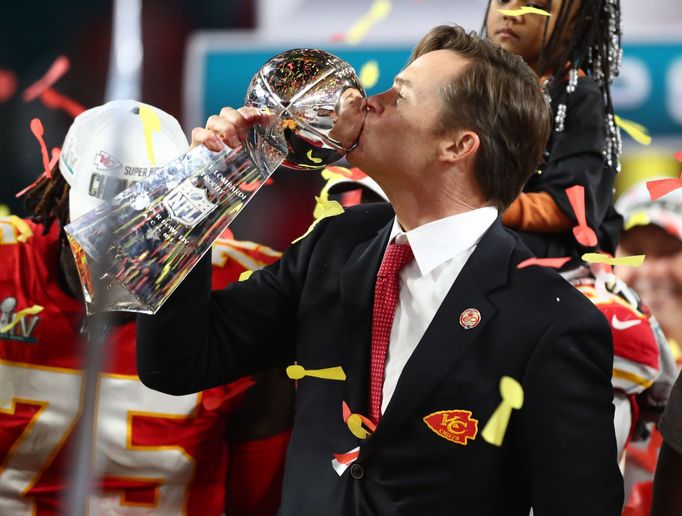 Majitel Clark Hunt líbá Vince Lombardi Trophy po triumfu Kansas City Chiefs ve finále Super Bowlu LIV (2020)