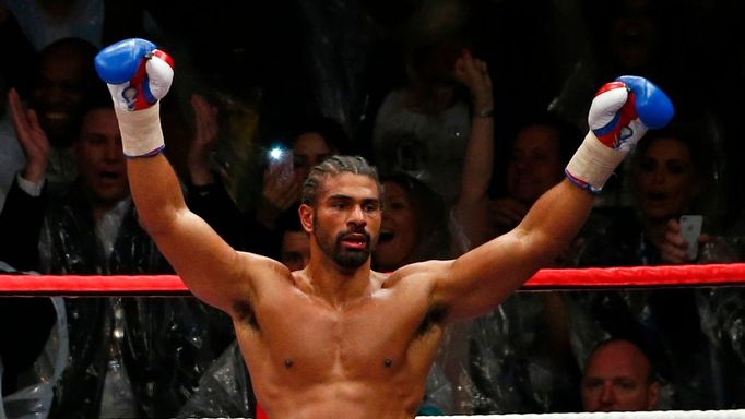 Britský boxer David Haye boxuje s Britem Dereckem Chisorou v mezinárodním mistrovství těžké váhy v londýnském Upton Parku v roce 2012.