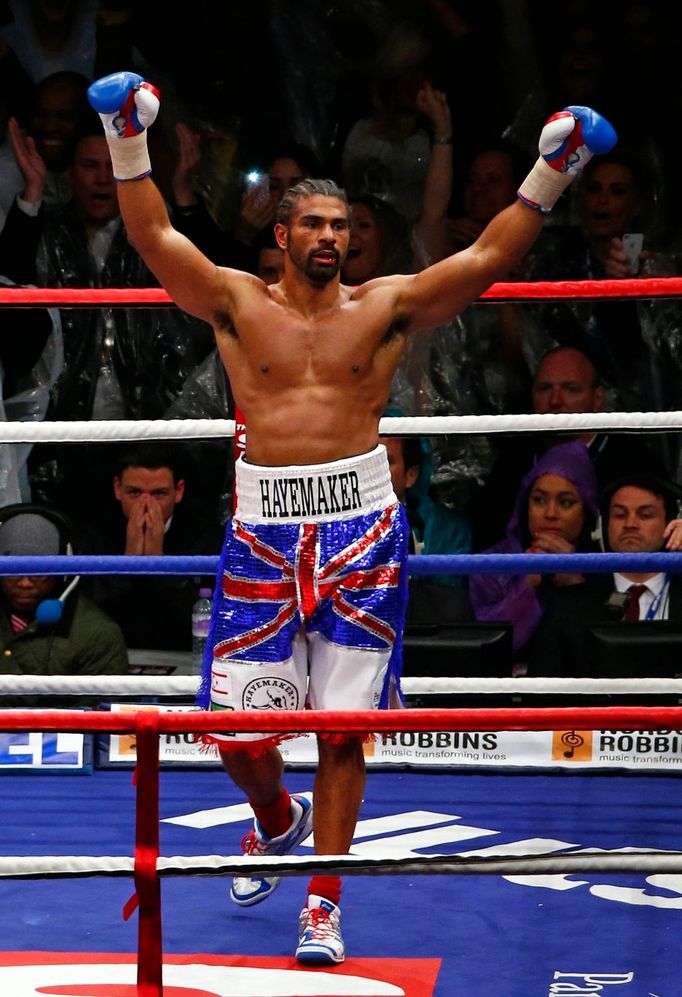 Britský boxer David Haye boxuje s Britem Dereckem Chisorou v mezinárodním mistrovství těžké váhy v londýnském Upton Parku v roce 2012.