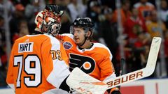 NHL v Praze, Philadelphia - Chicago: Travis Konecny a brankář Carter Hart oslavují vítězství 4:3
