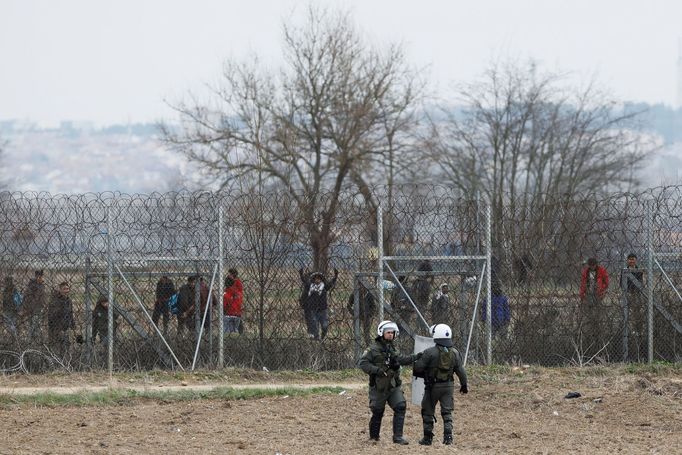 Migranti na řecko-turecké hranici.