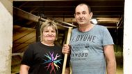 Manželé Jaroslava a Volodymyr. Tenhle ukrajinský pár vládne kozojedské sušárně už mnoho let.