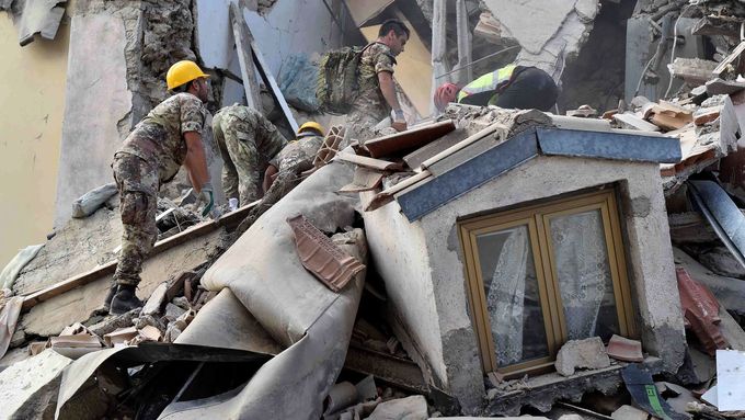 Srpnové zemětřesení v Itálii dosáhlo síly 6,2 stupně Richterovy stupnice a zabilo na 300 lidí.