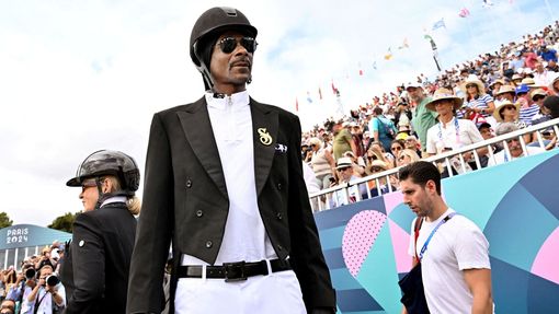 Americký rapper Snoop Dogg na závodech v jezdectví na OH 2024 v Paříži