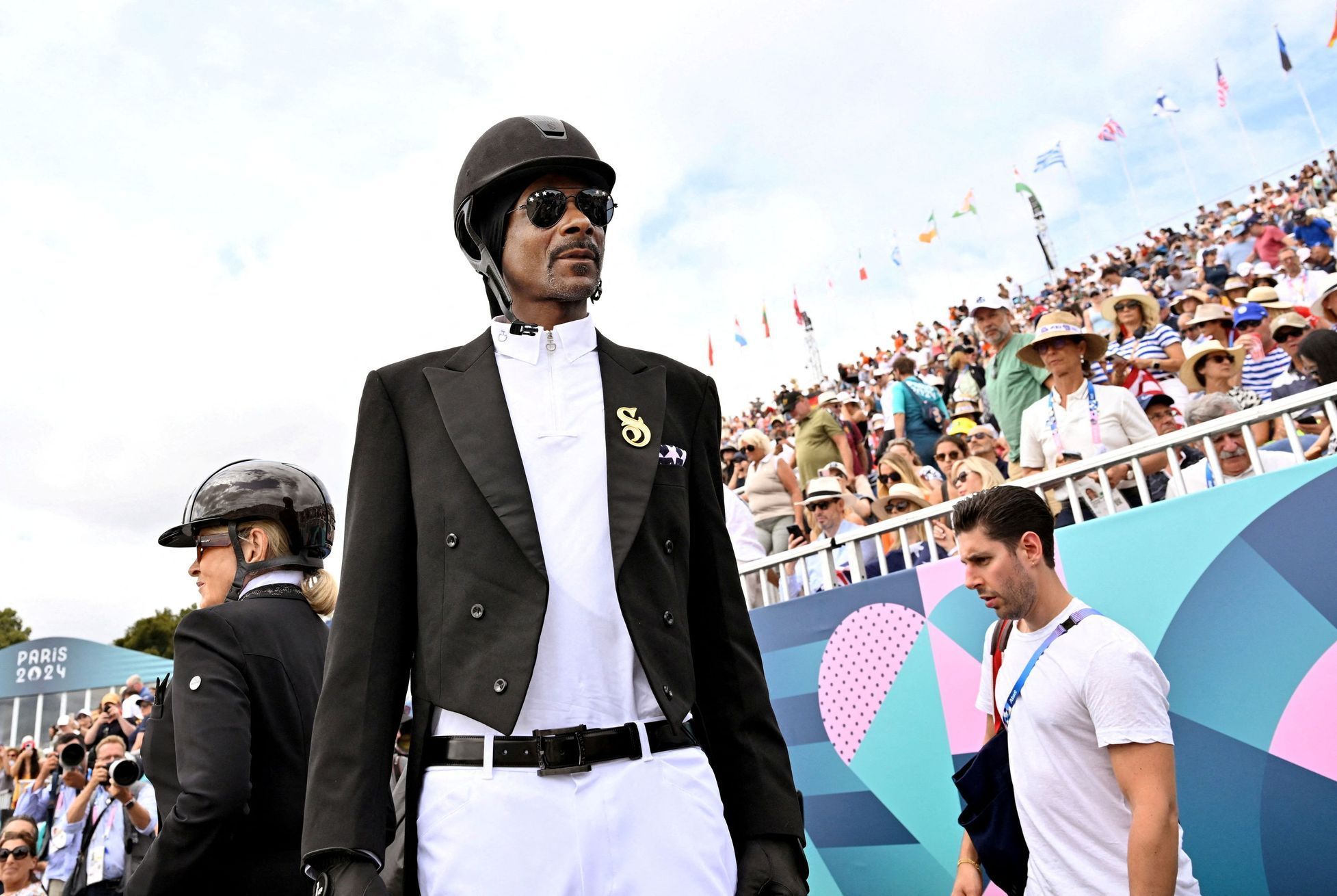 Americký rapper Snoop Dogg na závodech v jezdectví na OH 2024 v Paříži