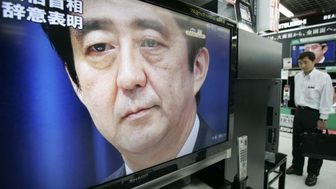 Japonci sledují na obrazovkách v obchodě s elektronikou rezignační projev premiéra Abeho.