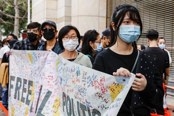 Hongkongská policie zadržela prodemokratické aktivisty. Za uspořádání voleb jim podle pekingského národního bezpečnostního zákona hrozí až doživotí.