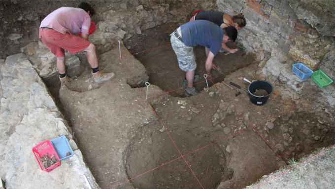 Na Vyšehradě našli archeologové základy stavby, jaká nemá ve střední Evropě obdoby. Jde o kostel, o kterém neexistují žádné písemné doklady, přestože měl monumentální rozměry.
