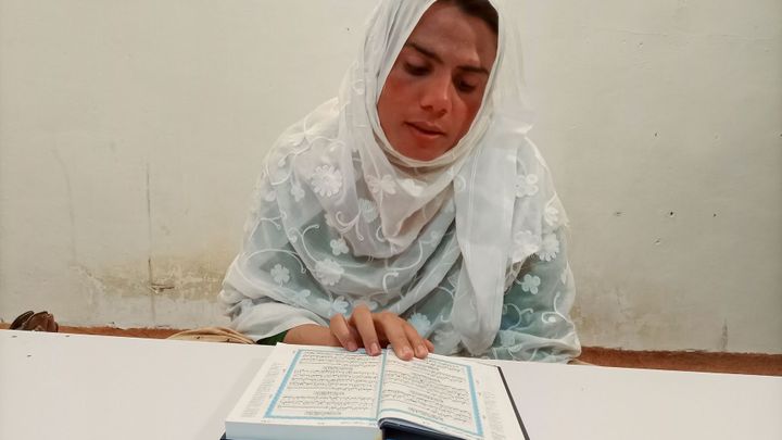 V Pákistánu otevřeli muslimskou školu pro transgender lidi. Učí se číst korán i šít