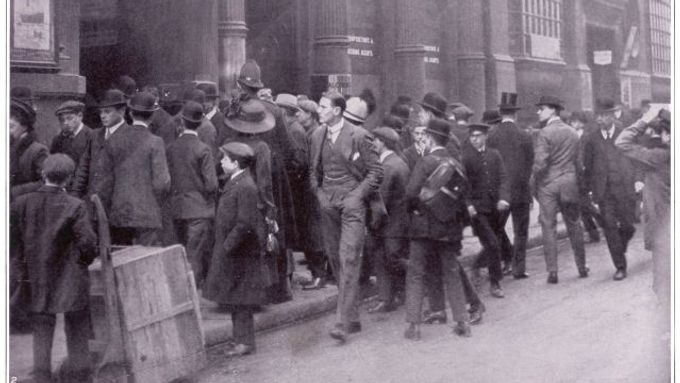 Vyděšení lidé se srocují před londýnskou kanceláří společnosti White Star Line a dožadují se zpráv o osudu pasažérů Titanicu. Londýn, 16.dubna 1912.