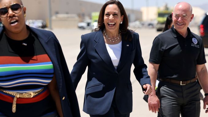 Viceprezidentka Kamala Harrisová navštívila El Paso na hranici s Mexikem, aby řešila imigrační krizi.