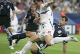 Argentinec Javier Mascherano (v modrém) se snaží zastavit Dejana Stankoviče ze Srbska a Černé Hory.