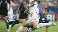 Argentinec Javier Mascherano (v modrém) se snaží zastavit Dejana Stankoviče ze Srbska a Černé Hory.