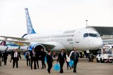 Výrobci letadel navíc začínají mít kvůli vlně nových zakázek opačný problém a stojí před těžkým úkolem - vyrobit v příštích letech kolem 12 000 letadel v hodnotě celkem 1,8 bilionu dolarů (44 bilionů Kč). Na snímku dopravní letoun Bombardier CS300.