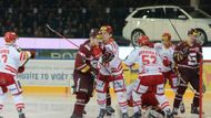 Třinec nastoupil v brance se zkušeným Hamerlíkem, který poprvé v letošním play off dostal přednost před jedničkou Hrubcem.