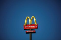 Čína tlačí na McDonald's, aby před olympiádou zavedl e-jüan. USA před měnou varují