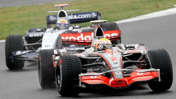 Lewis Hamilton s McLarenem a za ním Nico Rosberg ve Williamsu.
