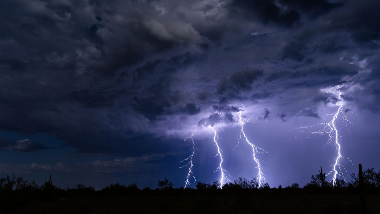 Meteorologové vydali výstrahu: Na Česko se ženou silné bouřky