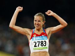 Běh. Gulnara Galkinová-Samitovová slaví na Národním stadionu v Pekingu vítězství a nový světový rekord v běhu na 3000 metrů překážek.