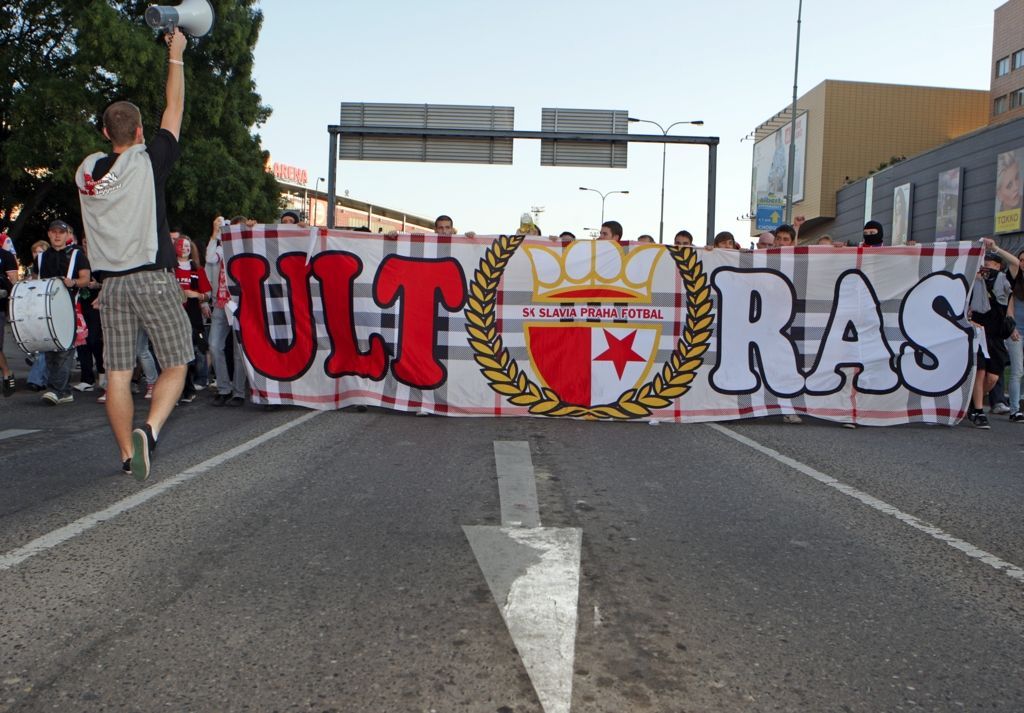 Slavia - pochod fanoušků