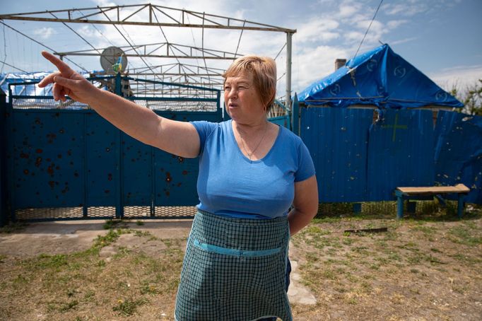Žena z téměř zničeného městečka Posad-Pokrovske u Chersonu.