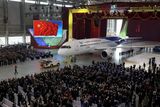 Ceremoniálu, během něhož nyní letoun C919 sjel z montážní linky, se zúčastnily zhruba čtyři tisíce vládních činitelů a dalších hostů.