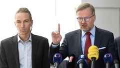 Zleva předseda Pirátů Ivan Bartoš a předseda ODS Petr Fiala.