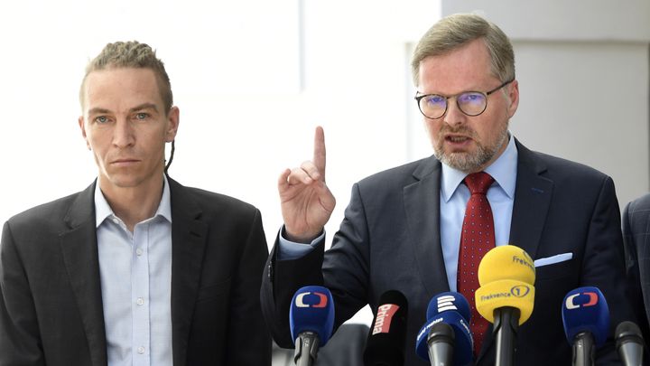 Důležitý boj vzadu. Opozici může připravit o vítězství ve volbách úspěch malých stran; Zdroj foto: ČTK